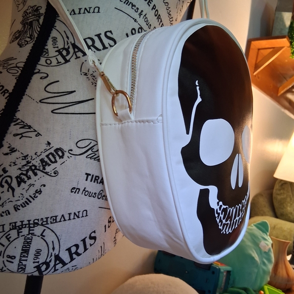 Skull Print Crossbody Bag - Picture 3 of 8